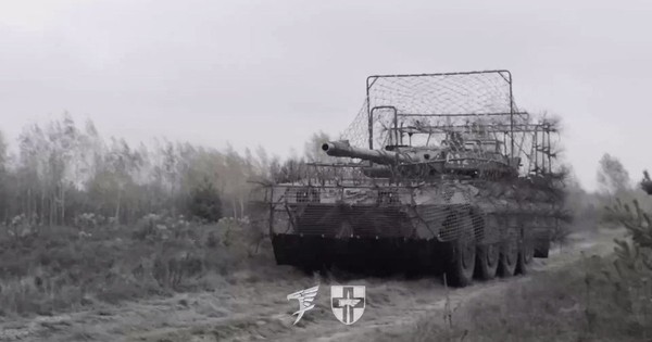 Xe tăng bánh lốp Centauro đã ra trận với bề ngoài khác lạ