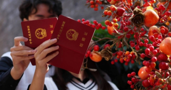 Đám cưới kiểu mới ở Trung Quốc: Trong quán bar, ga tàu và giữa đỉnh núi tuyết