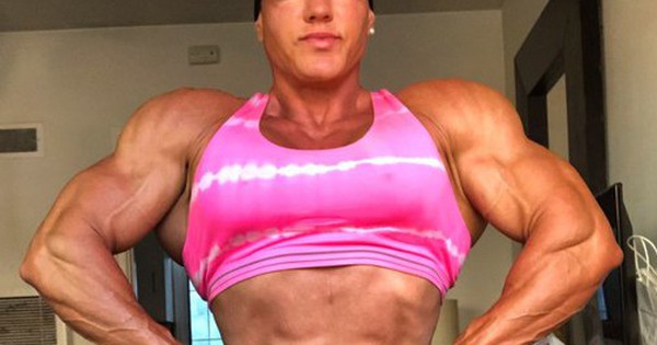 Thiếu nữ 17 tuổi hoá quái vật thể hình bắp tay cuồn cuộn, thân hình như tạc bằng thép