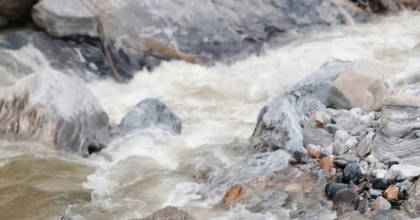 5 học sinh tắm suối khi thủy điện xả nước, 2 em bị cuốn mất tích