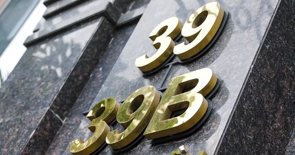 Hé lộ hai vali tiền và những cuộc ‘đi đêm’ thâu...