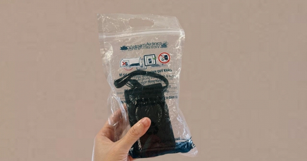 Vietnam Airlines phát 1 chiếc túi nhỏ để giữ an toàn, từ đó cô gái lúc nào cũng mang khư khư theo bên người