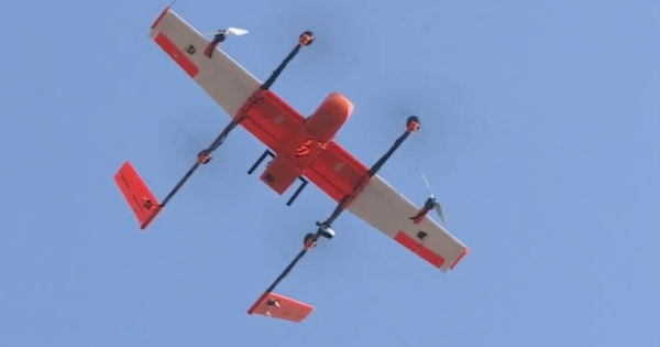 Lần đầu ở Việt Nam: Máy bay không người lái vận chuyển thuốc, mẫu xét nghiệm