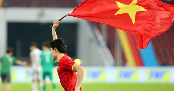 Cựu tuyển thủ Thái Lan: "Hãy nhìn bóng đá Việt Nam mà học tập"