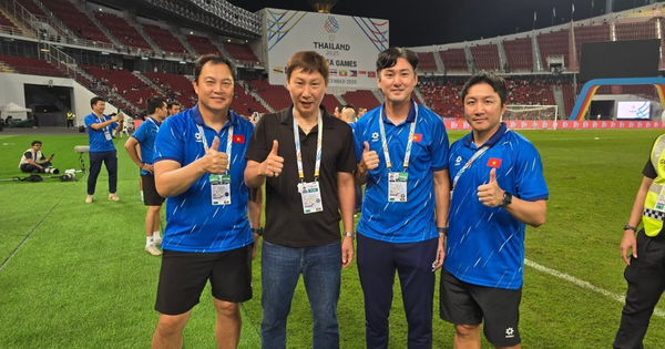 Trợ lý HLV Kim Sang-sik: 'Sức mạnh của bóng đá Việt Nam thật đáng kinh ngạc'