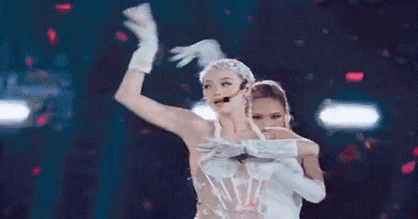 Cô gái Việt đẹp đến mức được truyền thông xứ Trung tung hô là "nữ thần", soi mặt mộc mới ngỡ ngàng