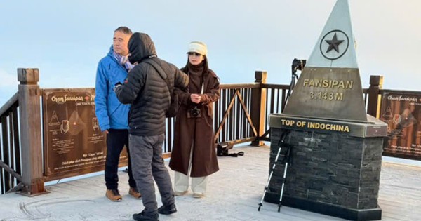 Đỉnh Fansipan xuất hiện lớp băng dày nhất từ đầu mùa đông