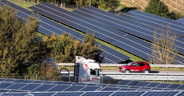 Năng lượng tái tạo tác động ra sao đến giá điện các nước?