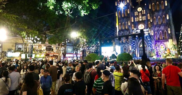 Đông nghịt người đổ về Nhà thờ Lớn Hà Nội đêm Giáng sinh