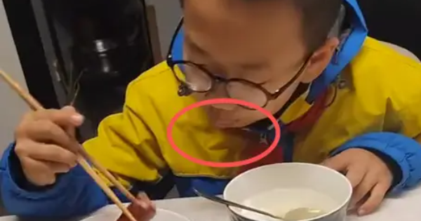 Bức ảnh ăn sáng khiến cư dân mạng tranh cãi: Nhìn môi đứa trẻ đi bố mẹ ơi, đang có vấn đề kìa!