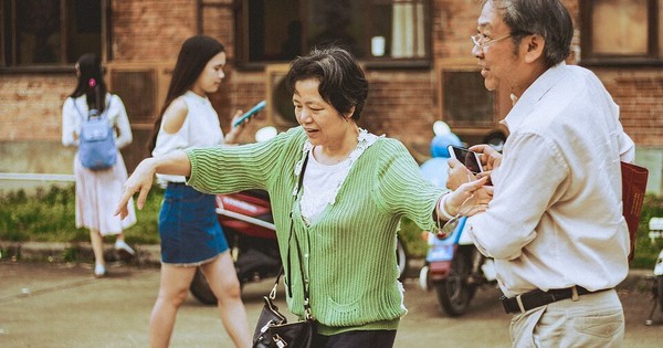 Dù ngồi trên "núi tiền" vẫn bị con cái né tránh: 4 kiểu cha mẹ càng về già càng khiến con sợ sống chung