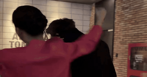 Tóm dính cặp đôi diễn viên - Hoa hậu Vbiz tình tứ trước hàng trăm người, bảo sao ai cũng tin phim giả tình thật