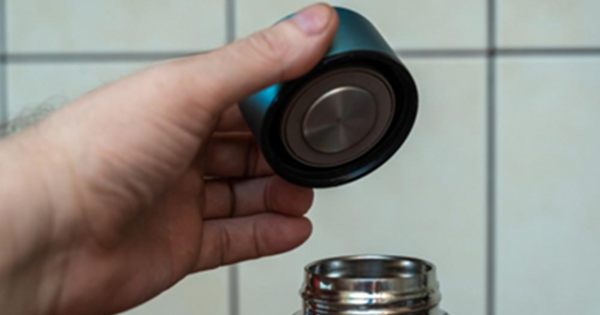 Cô gái tiêu chảy nặng sau khi uống nước trong cốc giữ nhiệt, thứ đáng sợ xuất hiện khi mở nắp ra