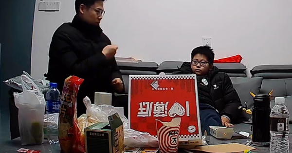 Trước giờ bố đi làm xa, camera trong phòng khách ghi lại cảnh tượng khiến nhiều người chảy nước mắt