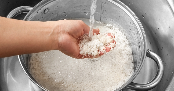 Nên nấu cơm bằng nước nóng hay lạnh? Thì ra bấy lâu rất nhiều người hiểu sai
