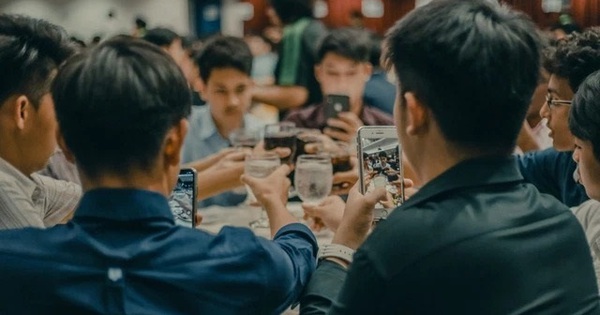 Đi họp lớp đến muộn nên bị ngồi phía ngoài cùng, nhờ thế tôi tránh được trò khoe mẽ hơn thua, ra về còn lãi cả mớ tiền