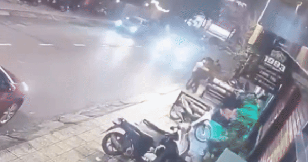 Xe ô tô bất ngờ lao lên vỉa hè, tông trúng nhiều người