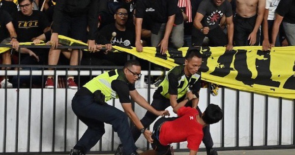 Tuyển Indonesia đối diện án phạt từ FIFA vì hành vi xấu xí của CĐV nhà