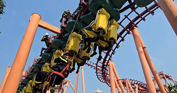 Cảnh sát đu dây, cứu nạn du khách mắc kẹt trên tàu lượn siêu tốc