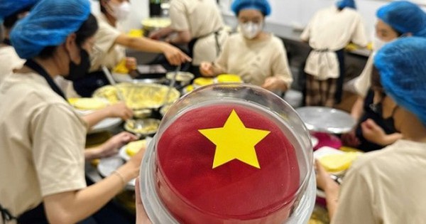 Làm “bánh yêu nước” có hình cờ đỏ sao vàng, cửa hàng bán 800 chiếc một ngày