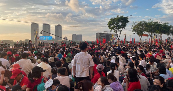 Kiên nhẫn đội nắng chờ đoàn diễu binh qua phố đi bộ