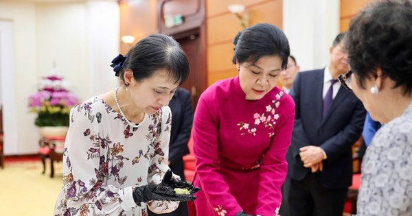 Phu nhân Tổng Bí thư Tô Lâm và Phu nhân Thủ tướng Nhật Bản cùng làm bánh cốm