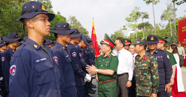 Lãnh đạo Bộ Quốc phòng thăm, tặng quà đoàn quân đội các nước luyện tập diễu binh, diễu hành