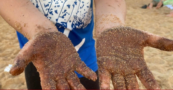 Dầu vón cục dính đầy người tắm biển ở Phú Yên