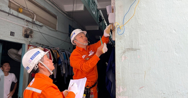 Người thuê trọ lo lắng khi nghe tin tăng giá điện, vì đã phải trả tới 5.000 đồng/kWh