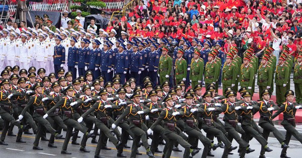 Hàng vạn người đội mưa tham gia diễu hành chào mừng 70 năm Ngày giải phóng Hải Phòng