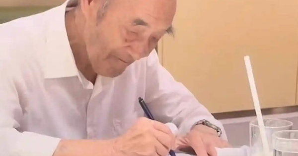 Cháu trai chụp ảnh ông nội rồi đăng lên mạng, nhìn chi tiết này, mọi người nhao nhao bình luận: "Thật muốn làm cháu ông"!