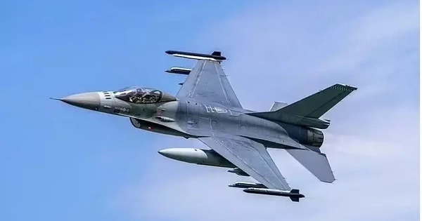 UFO đâm tiêm kích F-16 giữa sa mạc Arizona, phi công suýt gặp nạn