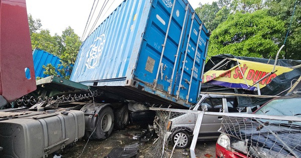 Hiện trường xe container và xe ben tông nhau trên đường Mỹ Phước- Tân Vạn ở Bình Dương