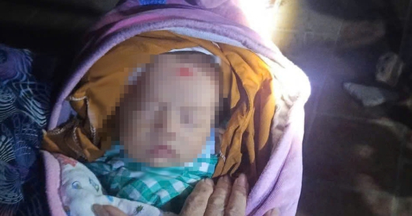 Bé trai nặng 3,4 kg bị bỏ rơi ở chợ