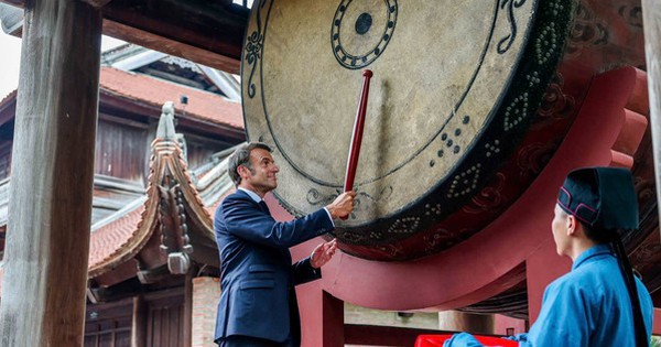 Tổng thống Pháp Macron thực hiện nghi lễ đánh trống Sấm ở Văn Miếu - Quốc Tử Giám