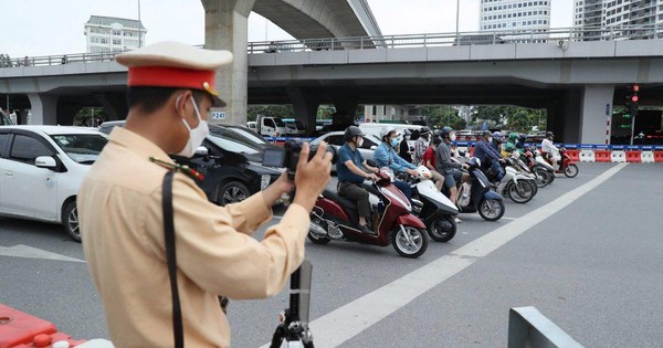 CSGT Hà Nội dùng máy quay, công khai ghi hình phạt nguội xe vi phạm tại 20 điểm