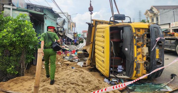Xe tải chở cát va chạm 3 xe máy rồi đâm vào nhà dân, 5 người thương vong