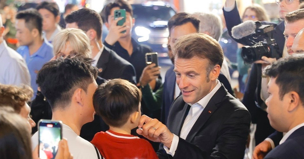 Tổng thống Pháp và Phu nhân dạo phố Hà Nội, tham quan Nhà thờ Lớn