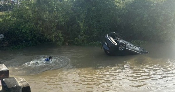 Ô tô lao xuống sông, bé 30 tháng tuổi và ông ngoại thoát chết thần kỳ