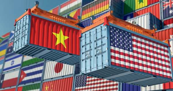 Tổng thống Donald Trump: "Mỹ muốn sản xuất những thứ lớn lao chứ không phải giày thể thao hay áo phông" - Cơ hội lớn cho Việt Nam với 2 ngành hàng tỷ đô?