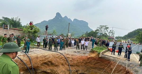 Bơm nước tìm kiếm người và xe rơi xuống "hố tử thần" ở Bắc Kạn