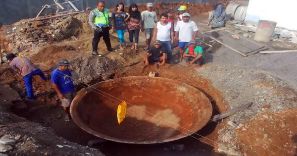Đào móng xây nhà, người dân phát hiện vật lạ sâu lòng khổng lồ nặng 1 tấn, công trường dừng thi công gấp, báu vật quý lộ diện