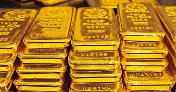 Giá vàng vừa giảm mạnh, cửa hàng bất ngờ "xả van" cho vàng miếng SJC
