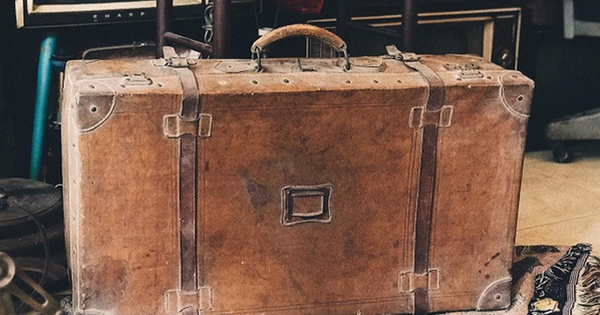 Mua vali cũ, người đàn ông "sốc nặng" khi nhìn thấy thứ bên trong