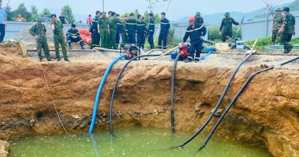 Xe máy rơi xuống "hố tử thần": Lắp 5 máy bơm hút nước tìm kiếm nạn nhân