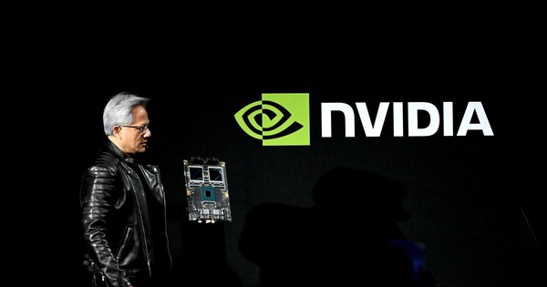 "Bố già" NVIDIA giữ vững ngai vàng AI: Ngoài Mỹ, Trung Quốc còn một "gã nhà giàu" khác dốc tiền tìm cách mua chip