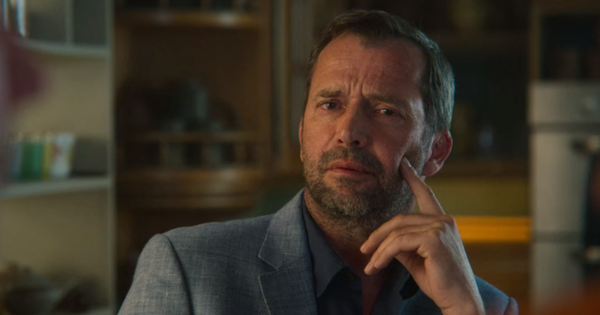 Xem phim Sex Education khi mất ngủ, tôi bất ngờ nhận ra 1 triết lý cực đắt giá: Sáng hôm sau, tôi vội vã truyền lại cho các con!