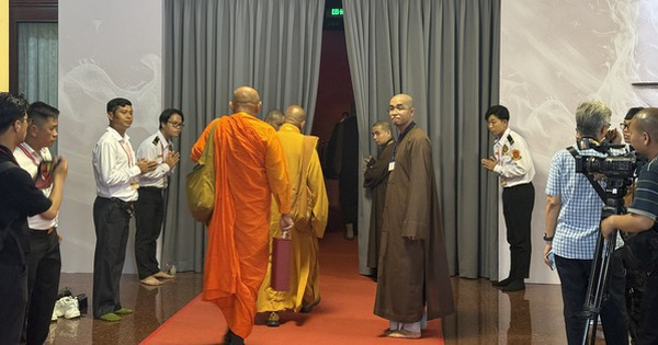 Những đại biểu đầu tiên được chiêm bái Xá lợi trái tim Bồ tát Thích Quảng Đức tại Việt Nam Quốc Tự