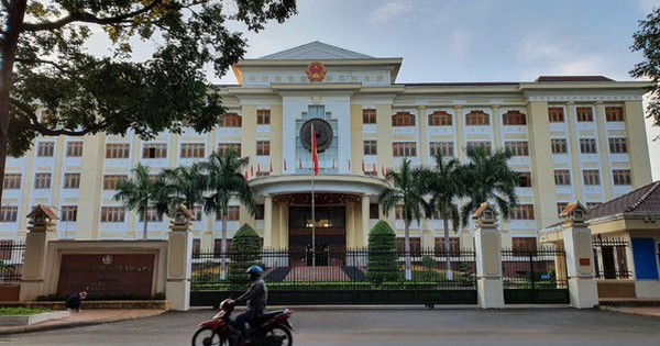 6 lãnh đạo sở nghỉ hưu trước tuổi được nhận gần 8,5 tỉ đồng