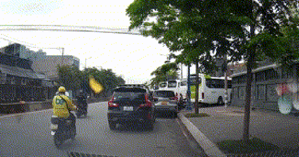 Thông tin mới vụ tài xế ô tô mở cửa hất văng xe máy, đòi 3 triệu đồng